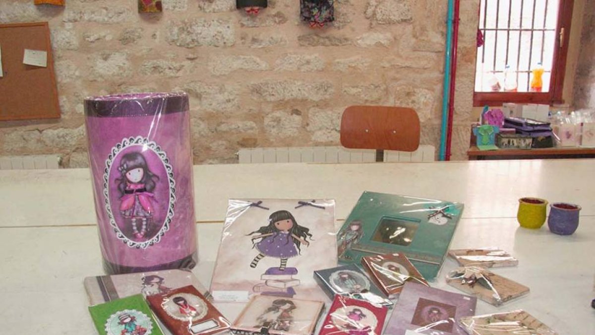 Trabajos de artesanía realizados por los alumnos del centro.-G.G.