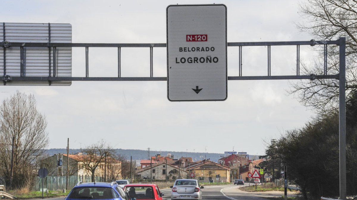 Vehículos y camiones circulan por la N-120 en dirección a Logroño a su paso por las cercanías de la capital burgalesa. ISRAEL L. MURILLO