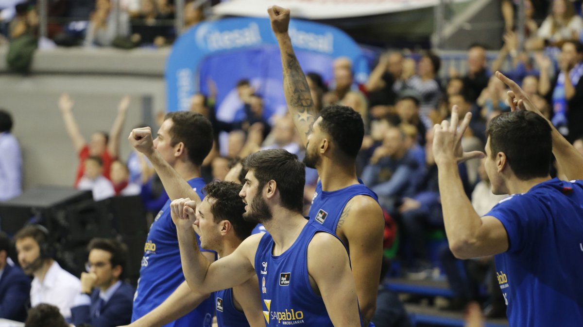 Los jugadores del San Pablo celebran una canasta. SANTI OTERO