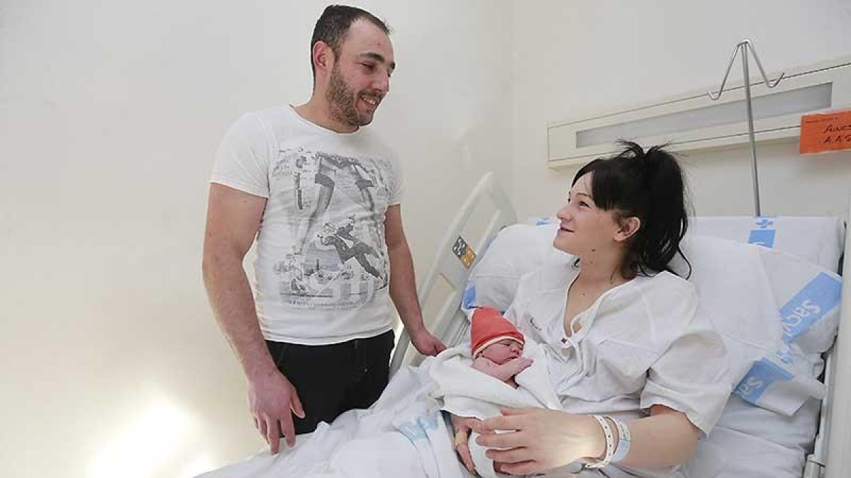 Óscar Soncillo y Ainara Fasano charlan tras el nacimiento de su pequeña Valentina que duerme en los brazos de su madre.-RAÚL G. OCHOA