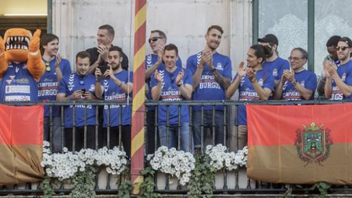 Plantilla y cuerpo técnico del CB Miraflores celebran su ascenso con la afición, ayer, en el balcón del Ayuntamiento.-SANTI OTERO