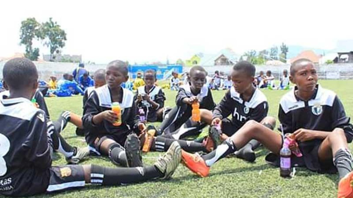 Los niños, con la equipación del Burgos CF.-ECB