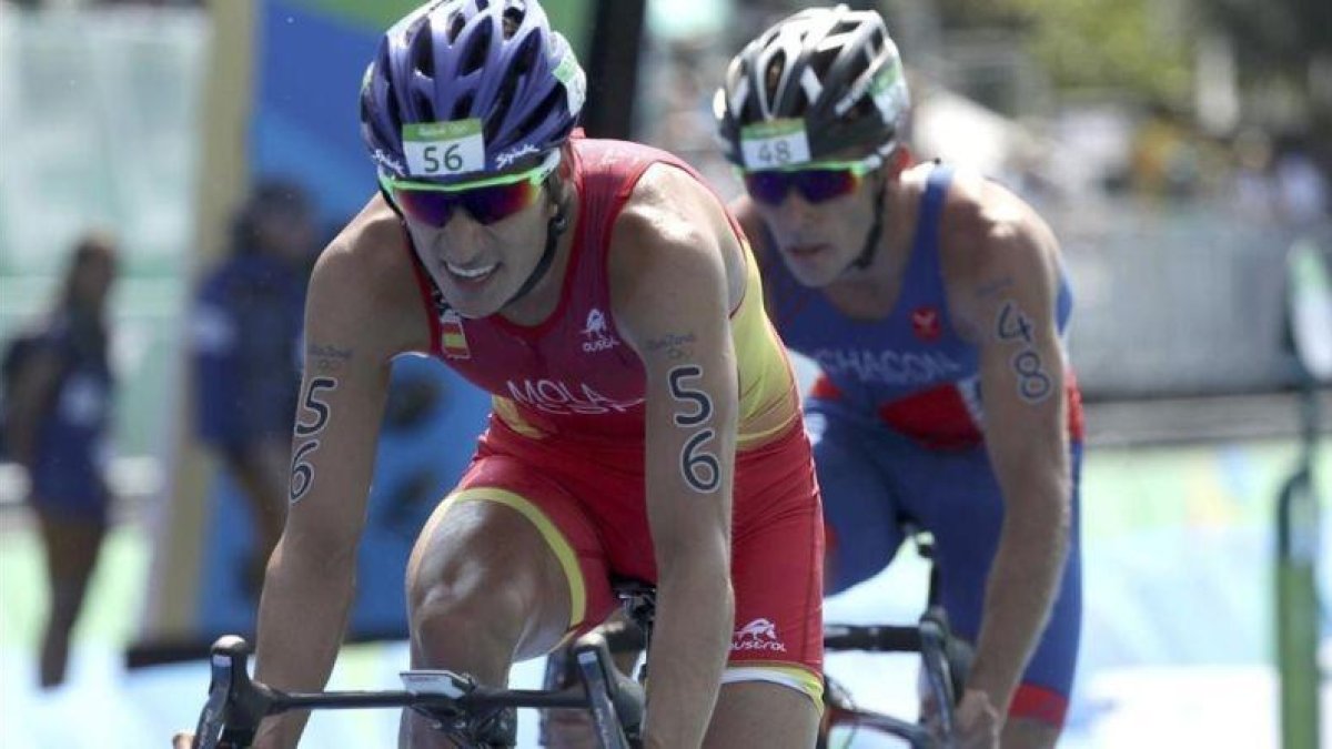 Mola, con el costarricense Chacón, en el sector ciclista del triatlón.-REUTERS / DAMIR SAGOLJ