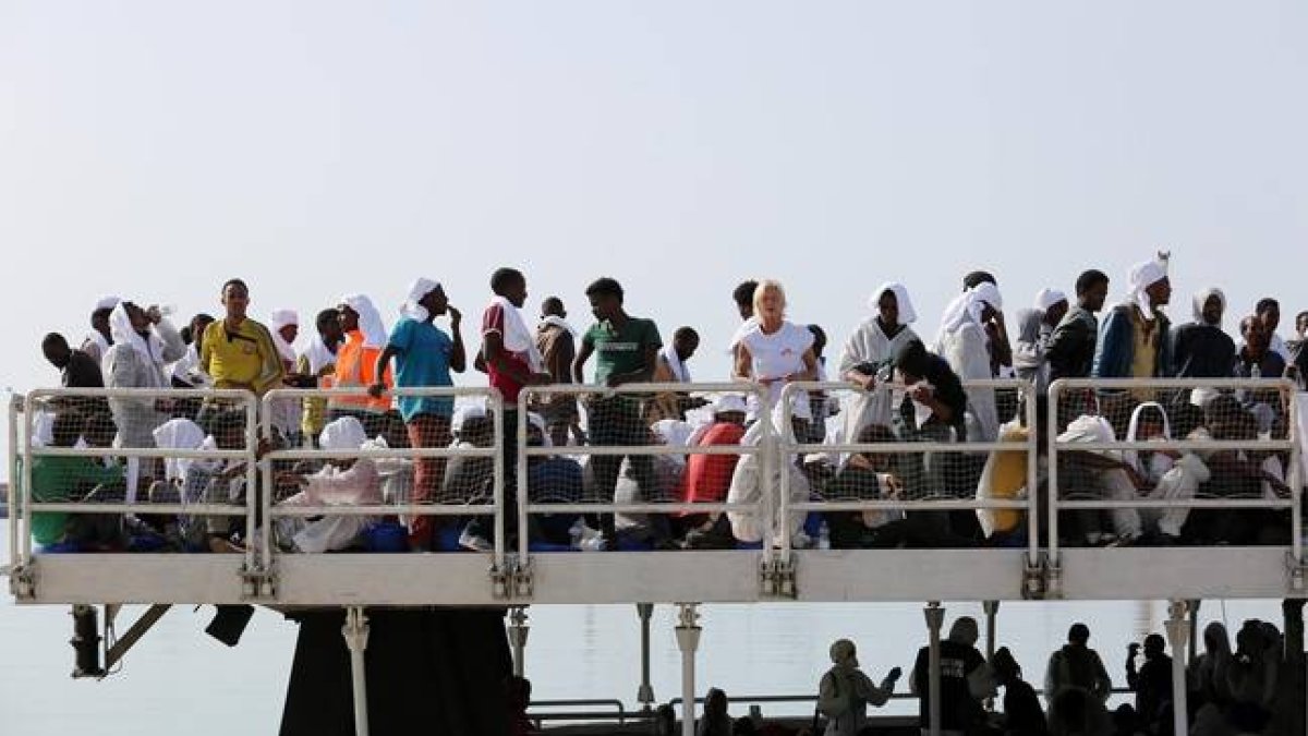 Los inmigrantes trasladados por el navío maltés esperan a desembarcar en Pozzallo (Sicilia).-Foto: Francesco Malavolta / AP / FRANCESO MALAVOLTA