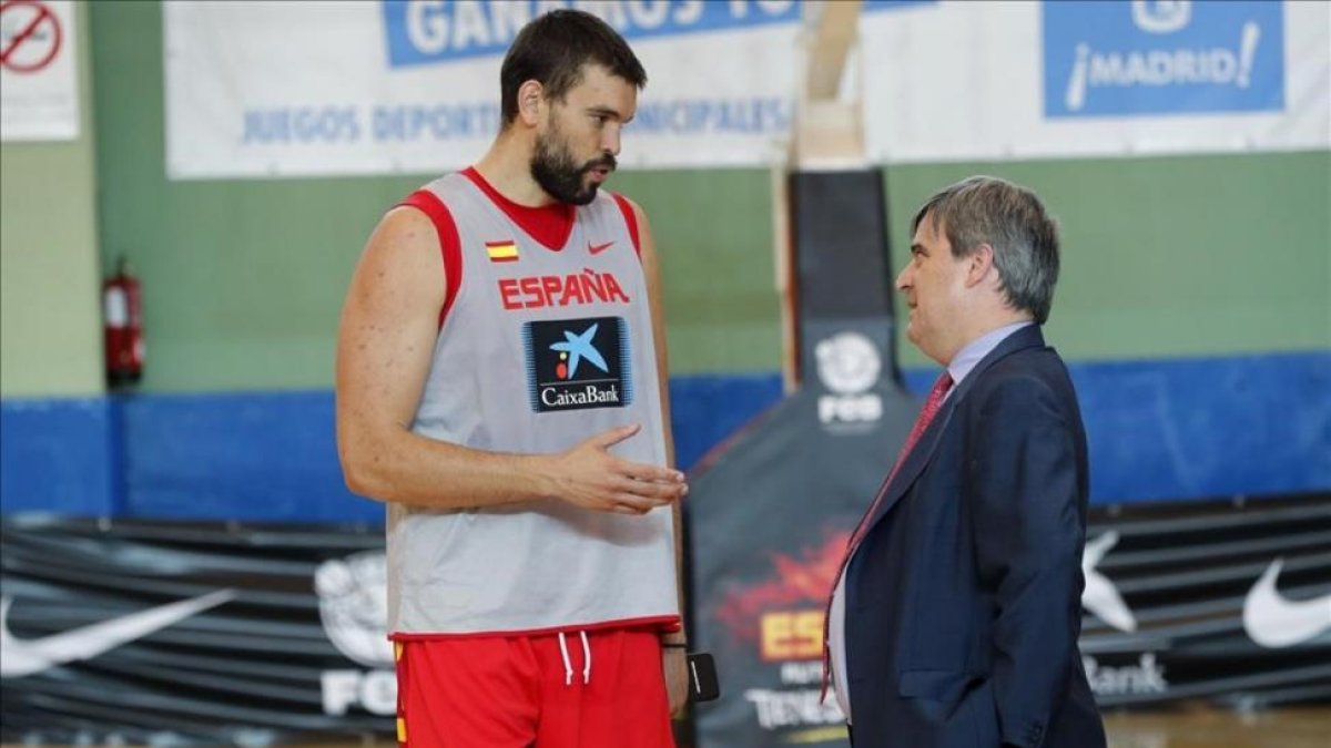 Marc Gasol conversa con Miguel Cardenal el pasado día 11 en la concentración de la selección-CHEMA MOYA / EFE