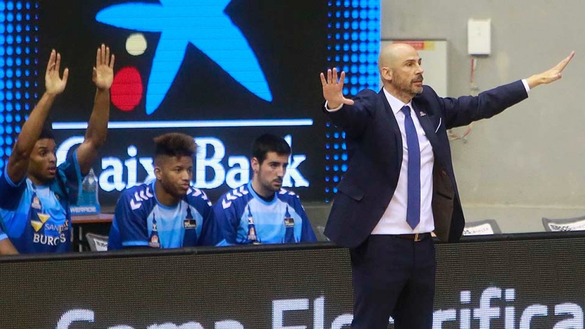 Peñarroya corrige a sus jugadores durante un momento del partido. RAÚL OCHOA