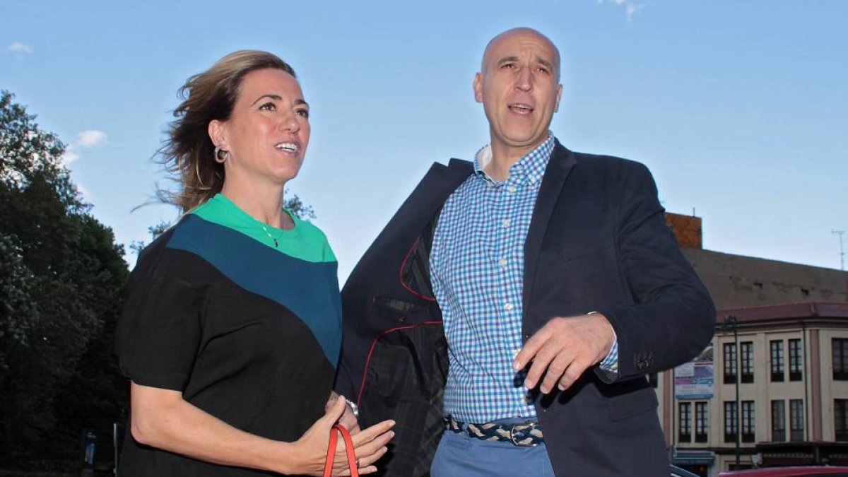 El candidato del PSOE a la alcaldía de León, José Antonio Díez, presenta su programa acompañado por la ex ministra Carmen Chacón-Ical