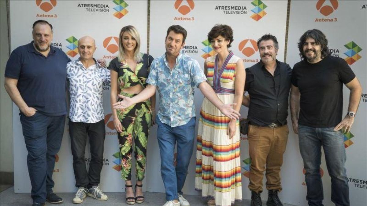 Equipo de 'Me resbala', con Arturo Valls en el centro, flanqueado por Anna Simon (izda.) y Olga Hueso (dcha.)-ATRESMEDIA