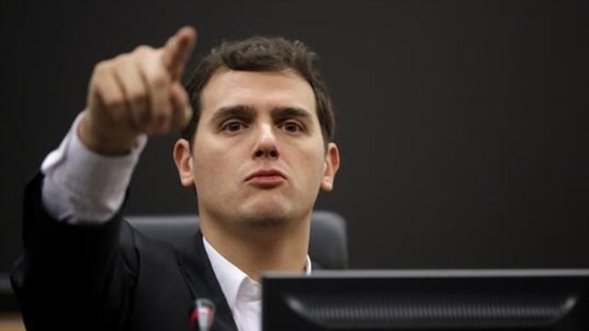 Albert Rivera, durante la rueda de prensa que ofreció el 8 de enero después de la reunión del grupo parlamentario en el Congreso.-JOSÉ LUIS ROCA