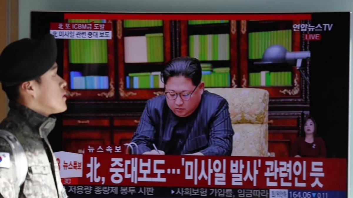 Surcoreanos ven un reportaje televisivo en vivo que muestra el anuncio especial de Corea del Norte de que ha probado con Éxito un misil balistico intercontinental.-/ EFE / KIM HEE-CHUL