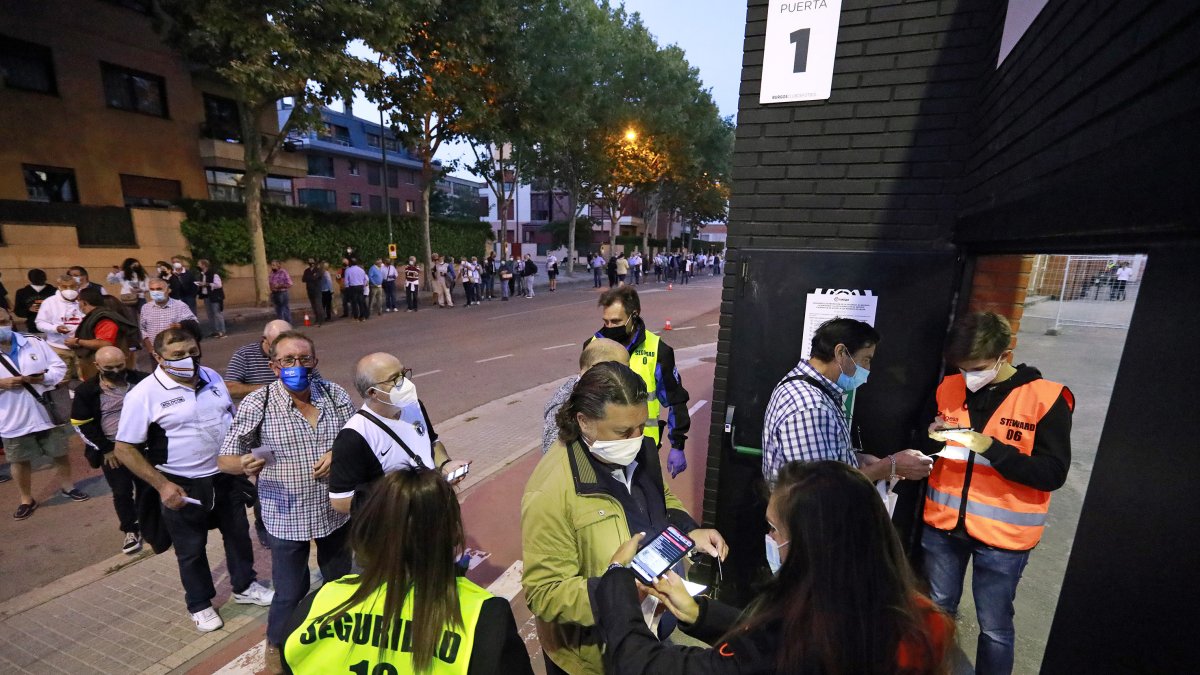 Aficionados acceden a El Plantío para ver el encuentro entre el Burgos CF y Eibar. TOMÁS ALONSO