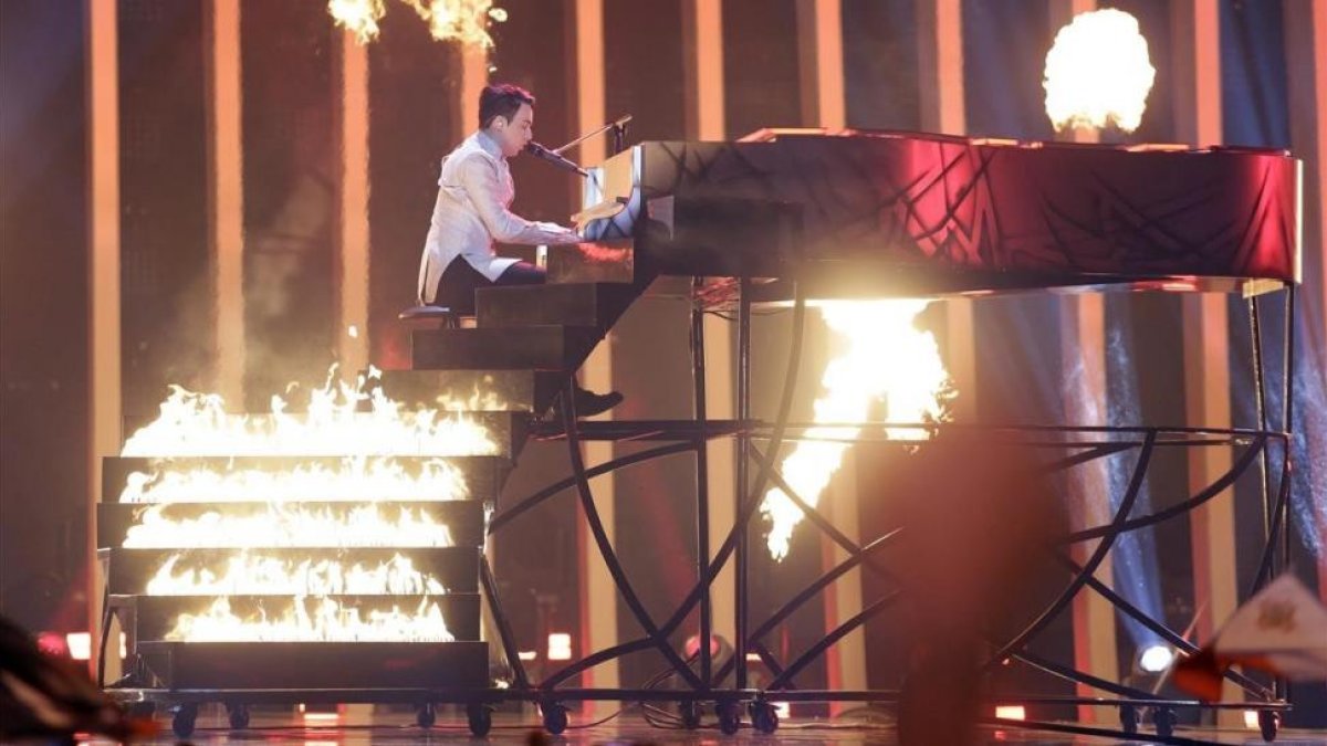 El representante de Ucrania, Melovin, durante su espectacular actuación en la segunda semifinal de Eurovisión, en Lisboa.-/ ARMANDO FRANCA