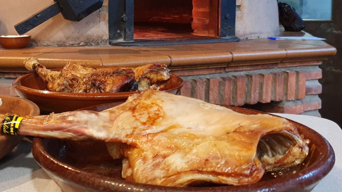 El lechazo es el plato estrella de la gastronomía arandina y ribereña.