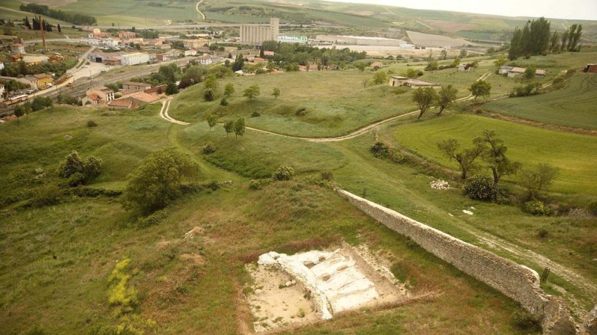 Vista aérea del yacimiento con Pancorbo al fondo.-G.GONZÁLEZ