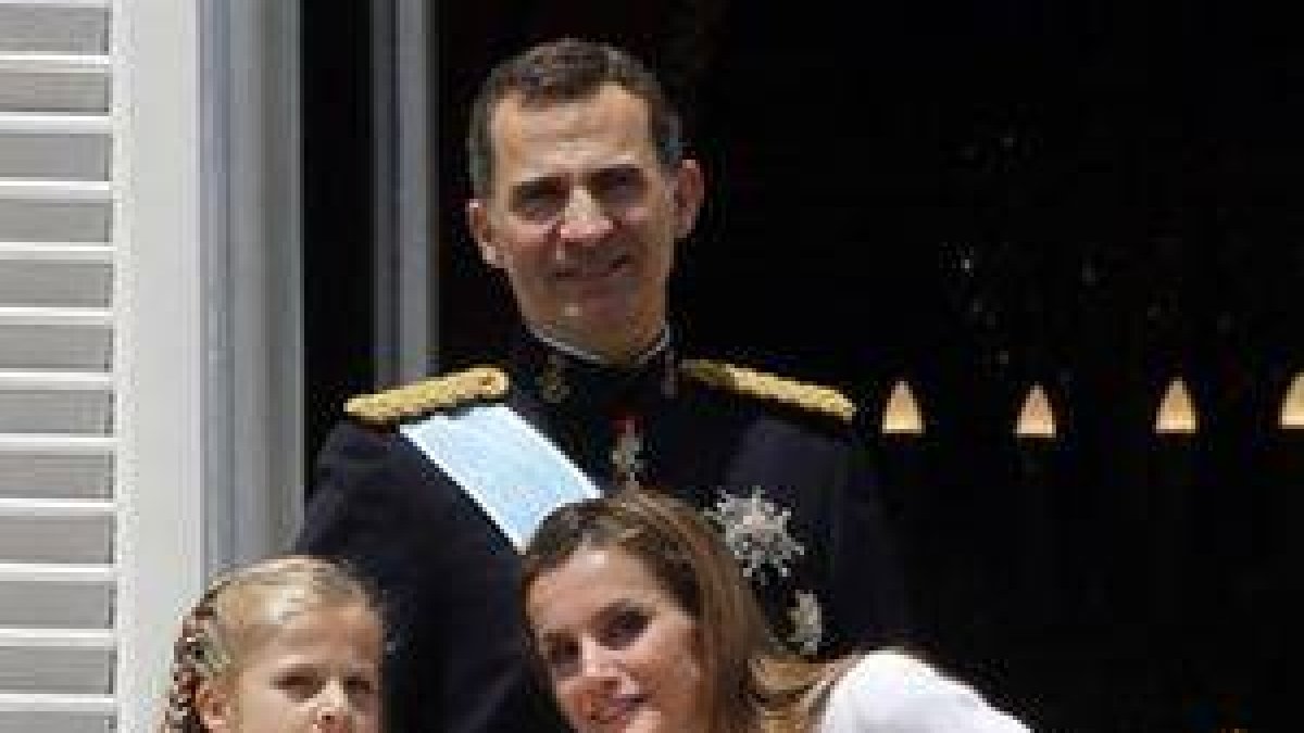 La princesa Leonor junto a sus padres, el día de la proclamación de Felipe VI, el 19 de junio del 2014.-