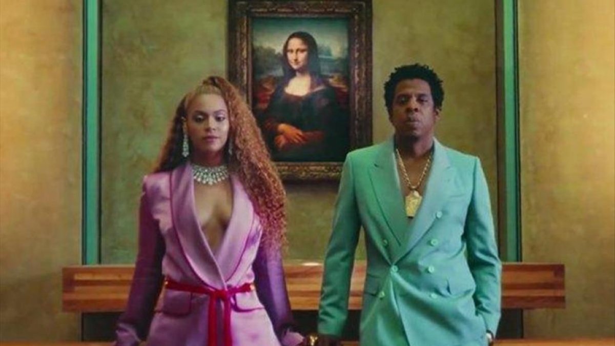 Beyoncé y Jay-Z, en el inicio del videoclip de Apeshit, frente a la Mona Lisa.-YOUTUBE