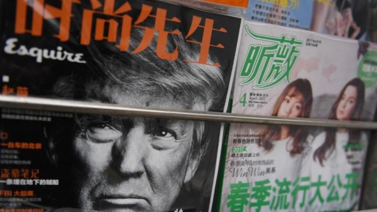 El presidente de EEUU, Donald Trump, en la portada de una revista china en un quiosco de Pekín, el 4 de abril.-AFP / GREG BAKER