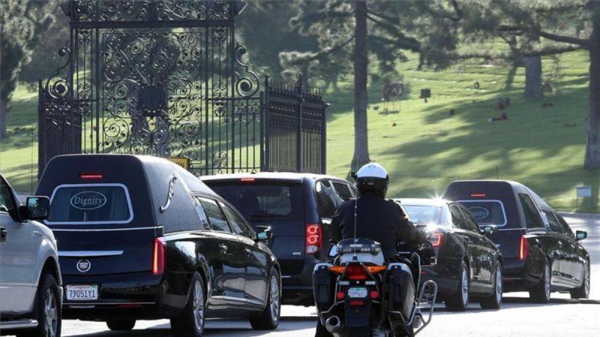 La comitiva fúnebre de Debbie Reynolds and Carrie Fisher en Los Angeles.-FREDERICK M. BROWN / GETTY
