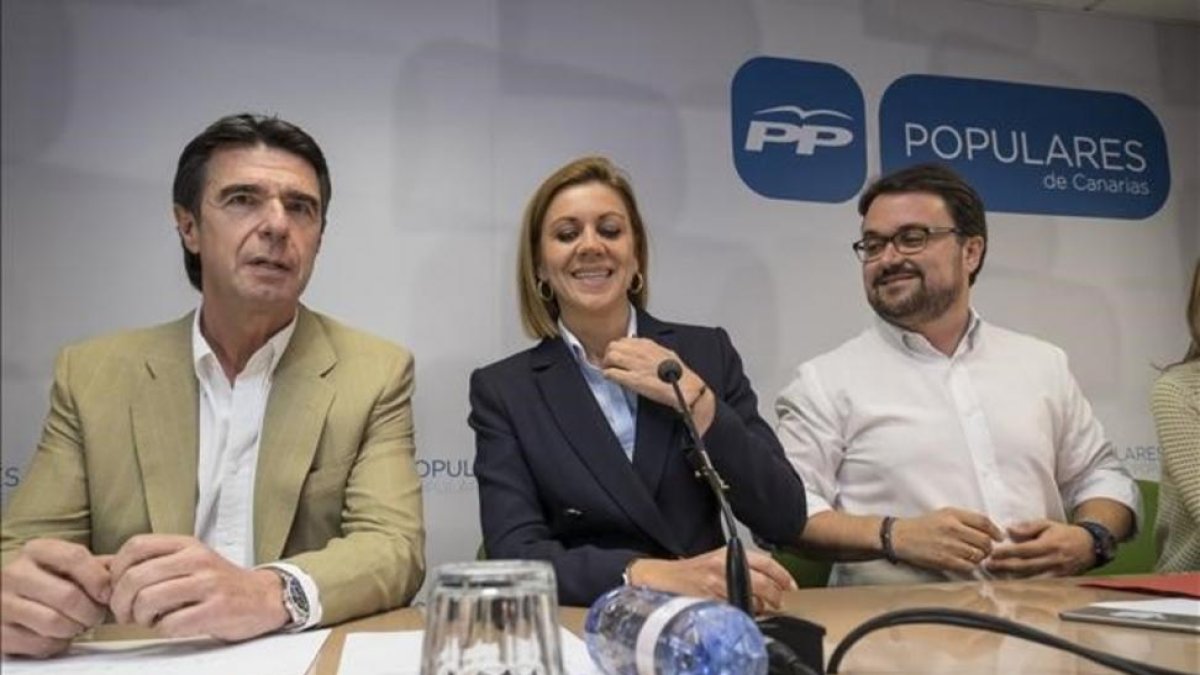 José Manuel Soria, junto a María Dolores de Cospedal, en la reunión de la dirección del PP canario que ha designado al sustituto del exministro al frente del partido.-EFE / ÁNGEL MEDINA