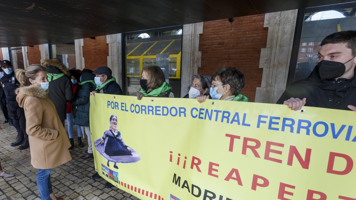 Concentración de la plataforma por el Tren Directo ante la visita de la ministra de Transportes, Raquel Sánchez. SANTI OTERO