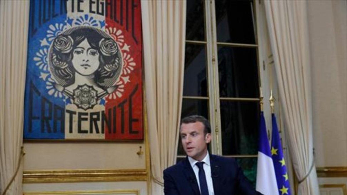 Emmanuel Macron, ayer, durante su primera entrevista televisiva, en el palacio del Elíseo.-AFP / PHILIPPE WOJAZER