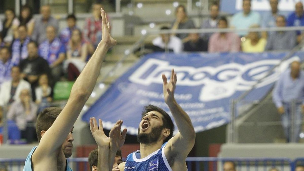 Álex Barrera pierde la posesión de la pelota en una penetración.-SANTI OTERO