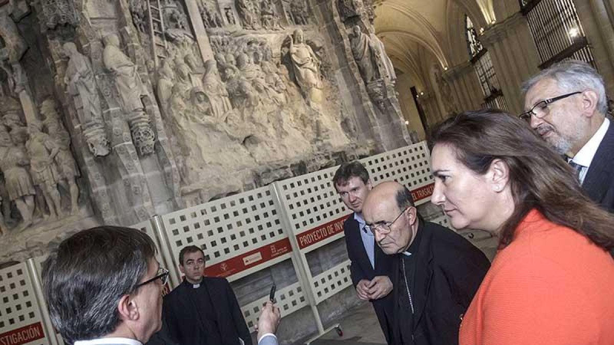 Javier Lacalle, Fidel Herráez, Lorenzo Saldaña y María José García Cirac atienden las explicaciones de Enrique Saiz delante de uno de los relieves más dañados.-Santi Otero
