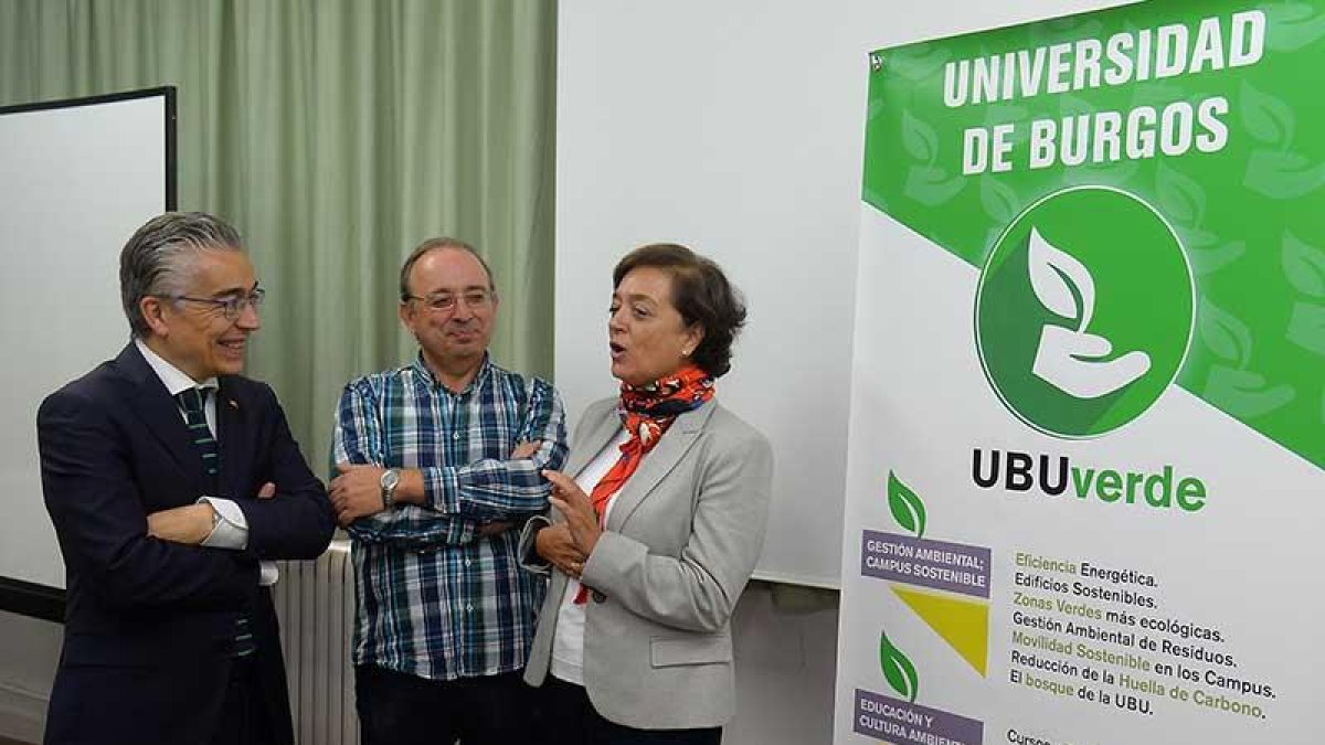 Roberto Saiz, Luis Marcos y Esperanza Orellana charlan en las instalaciones del Campus Vena de la UBU.-ICAL