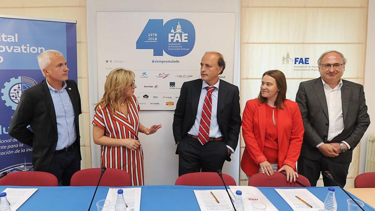 Gustavo Sánchez y Emiliana Molero, ambos de FAE, con José María Vela (ITCL), Graciela Garrido (Fundingbox) y Luis Ignacio Vicente (Telefónica).-ISRAEL L. MURILLO