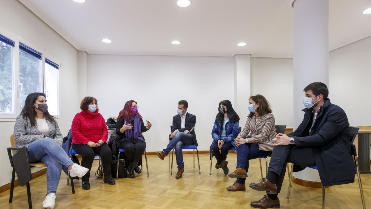 Luis Tudanca y varios compañeros del PSOE, en la reunión con 'La Rueda'. SANTI OTERO