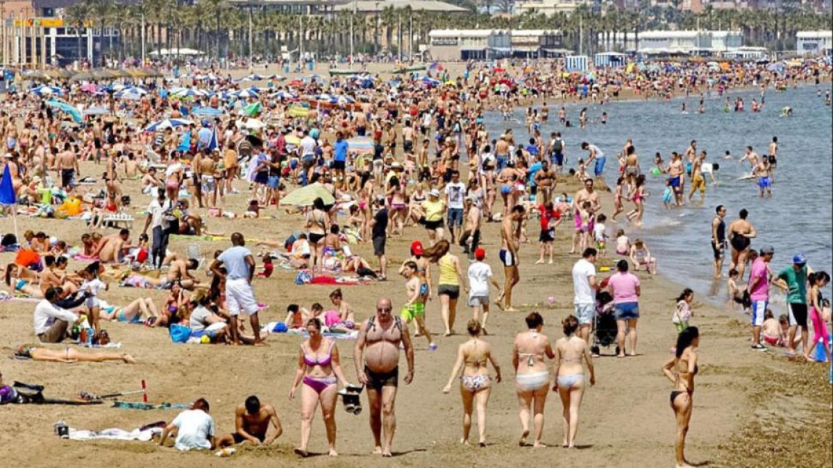 Cientos de personas abarrotan una playa española.-GERMÁN CABALLERO