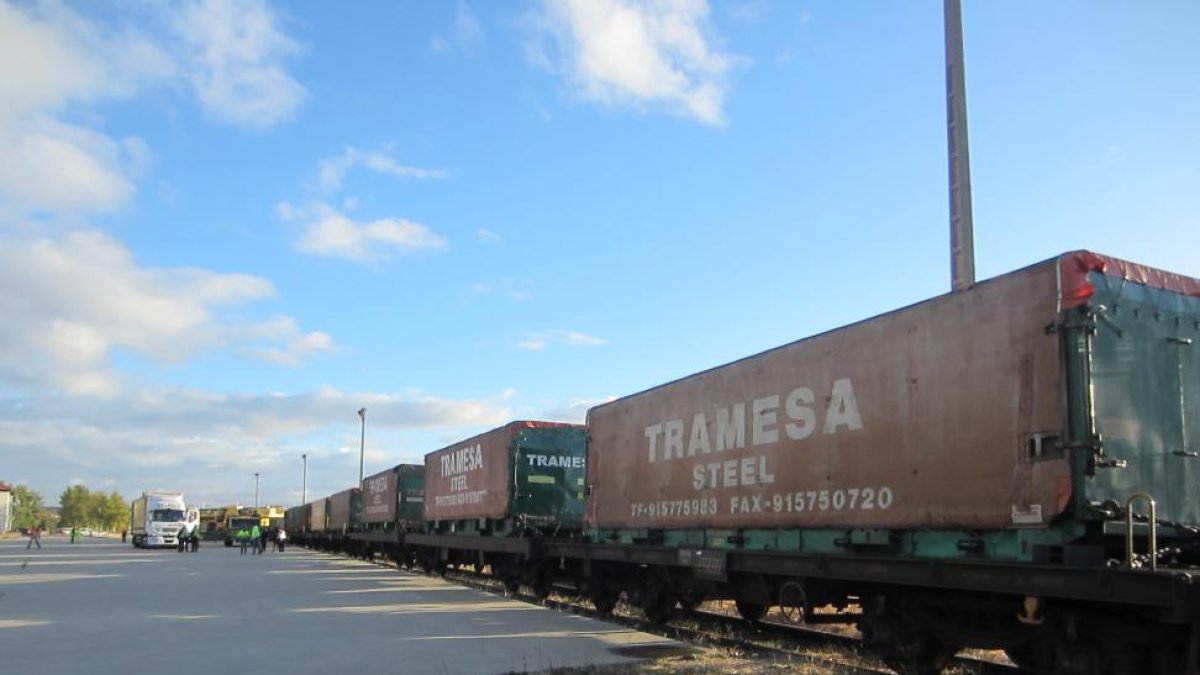 Imagen de uno de los convoyes que fletó Tubos Aranda.-L. V.