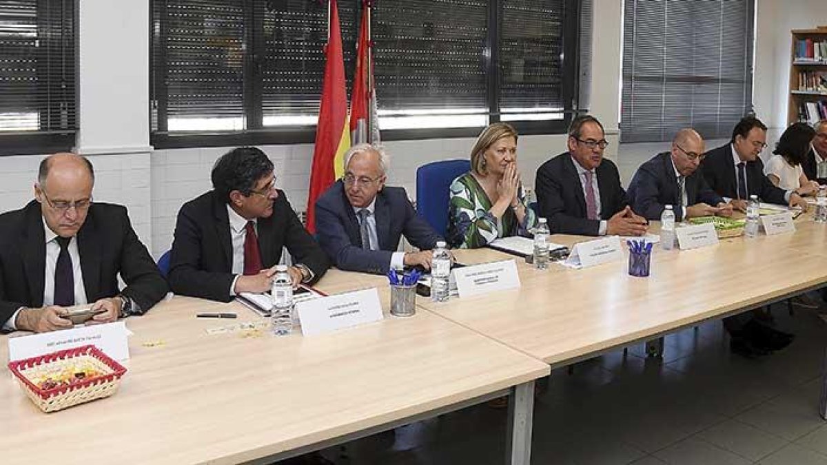 La consejera junto al resto de participantes en el encuentro que tuvo lugar en la mañana de ayer en la ciudad mirandesa.-ICAL