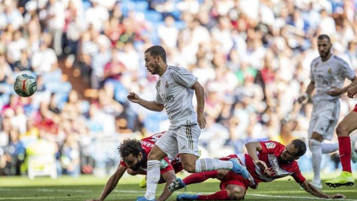 El madridista Hazard define en el segundo gol ante el Granada.-AP