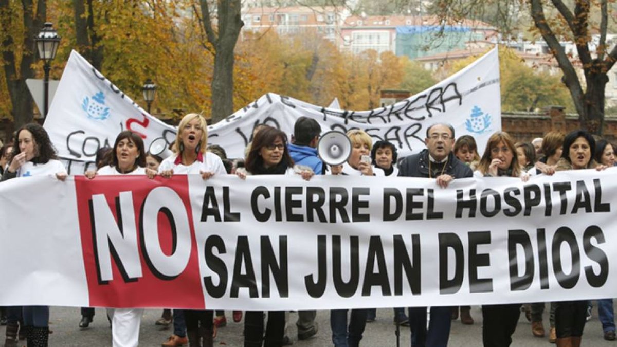 Una de las manifestaciones contra el cierre del hospital.-Raúl G Ochoa