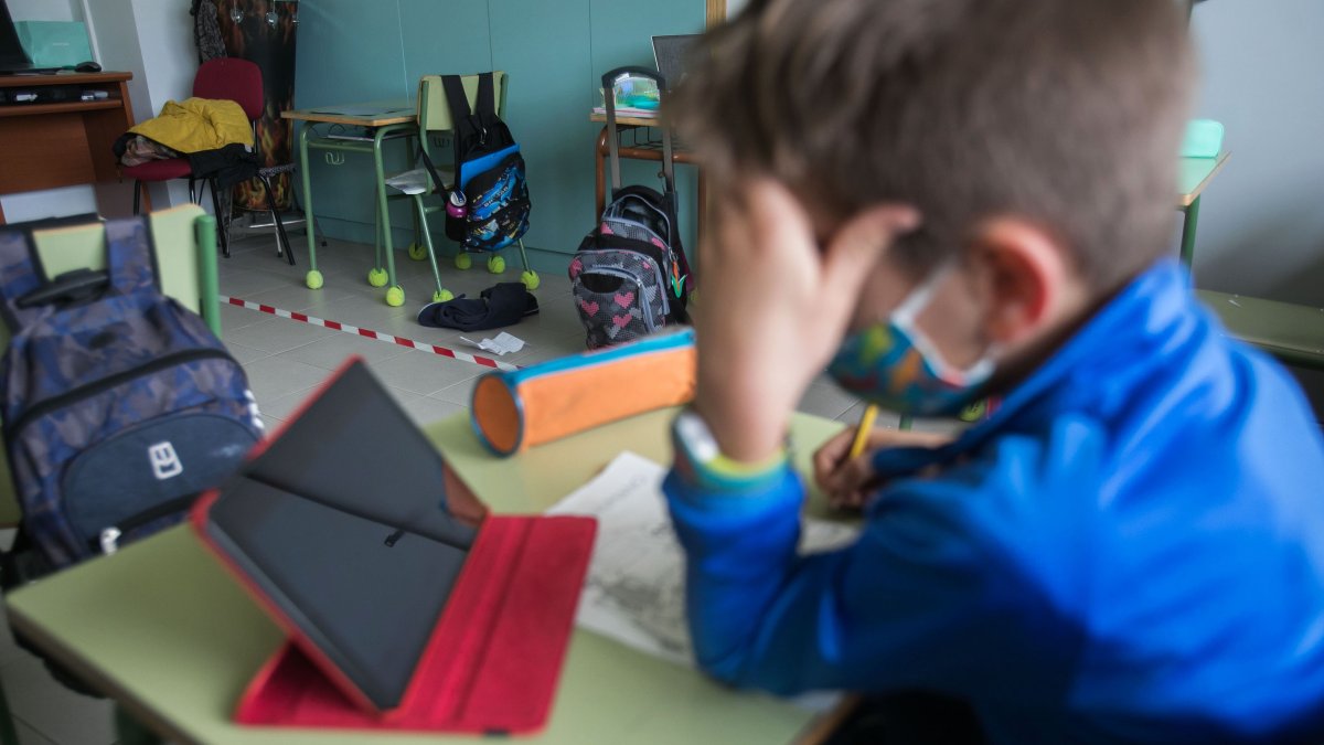 Un niño con la mascarilla puesta realiza un ejercicio en clase. TOMÁS ALONSO