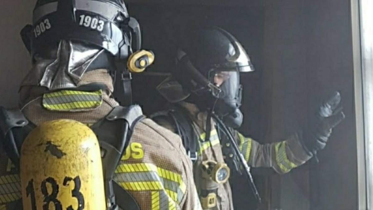 Dos bomberos intervienen en el incendio del piso de plaza vega. BOMBEROS DE BURGOS