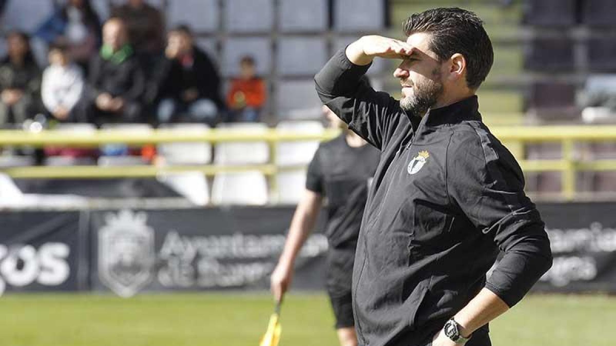 Fernando Estévez dirigirá en Valdebebas su segundo encuentro como entrenador del Burgos CF.-Santi Otero