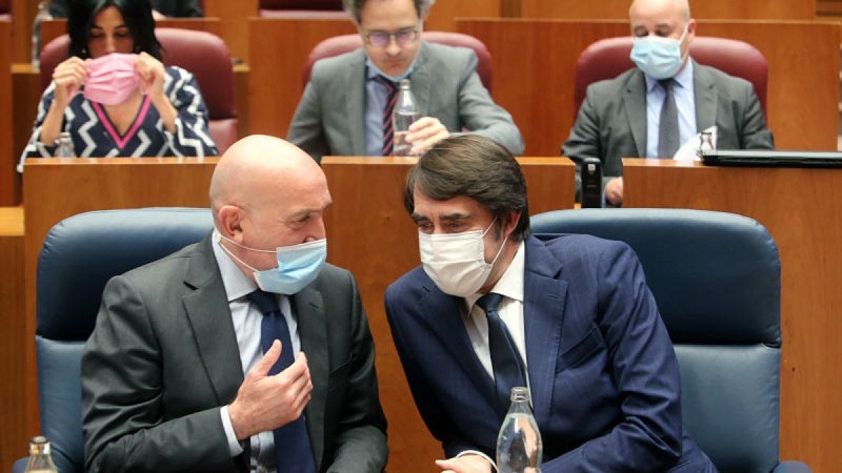 Los consejeros de Agricultura y Ganadería y Fomento y Medio Ambiente, durante la sesión del pleno de las Cortes de Castilla y León. ICAL