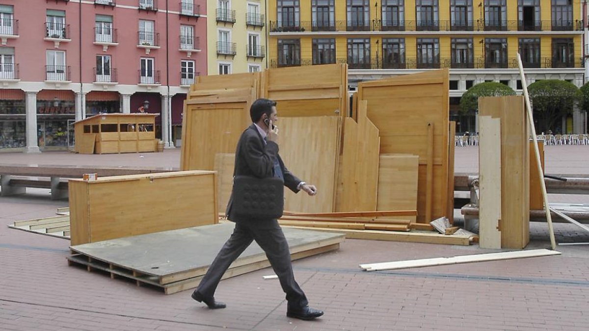 La colocación de casetas está aún en el aire ya que al poco interés que ha despertado la feria en el sector por los costes se une la polémica política.-RAÚL OCHOA