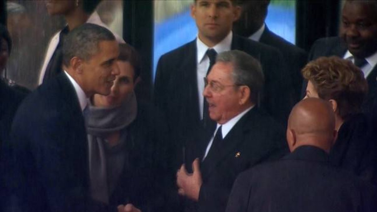 Momento en que Barack Obama le estrecha la mano a Raúl Castro, justo antes de que el presidente de EEUU de un discurso en una imagen de archivo.-Foto: AP / ZAF SOWETO