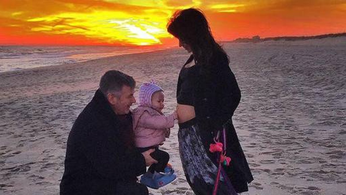 Alec Baldwin e Hilaria Thomas, con su hija, Carmen, en una foto de Twitter con la que han anunciado que están esperando otro bebé.-Foto: TWITTER