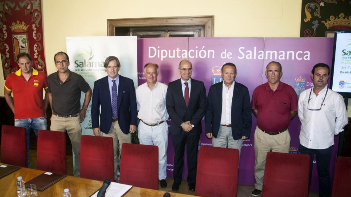 El presidente de la Diputación, Javier Iglesias, junto a los criadores de vacuno participantes en Salamaq 2016 (I a D) Arturo Varas, Alberto Martín, Pedro José Domeq, José Luis Urquijo, Ramón Hernández, Agustín García y Emilio Ortega.-ICAL