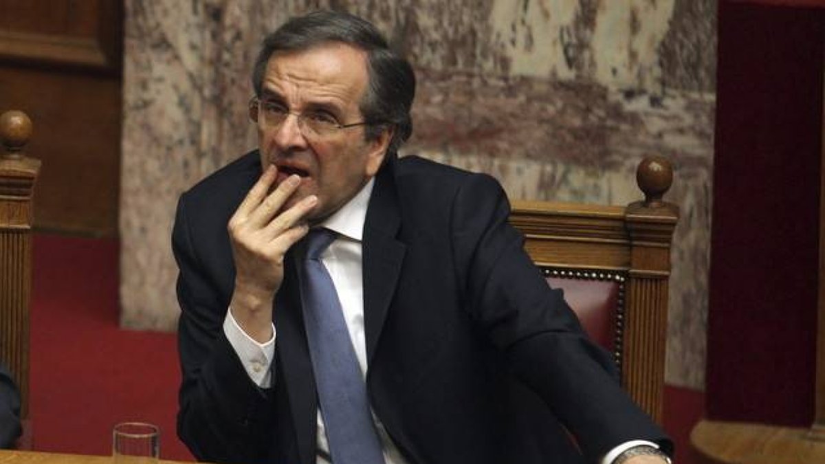 El primer ministro griego, Andonis Samarás, durante la votación en el Parlamento, este lunes.-Foto:   EFE / ALEXANDROS VLACHOS