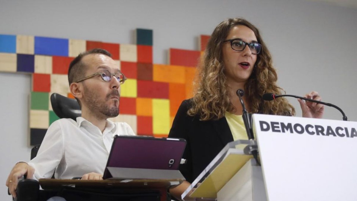 El secretario de Organizacion de Podemos, Pablo Echenique, y la portavoz adjunta, Noelia Vera.-EL PERIÓDICO