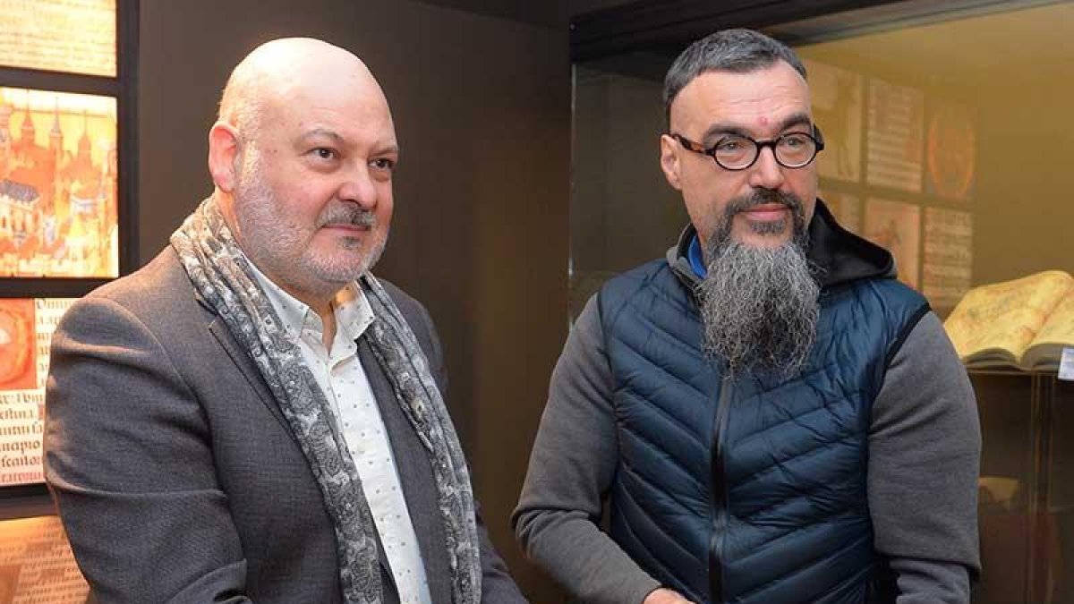 Juanjo García (i.) y Óscar Martín sujetan la carcasa del ‘Voynich’.-