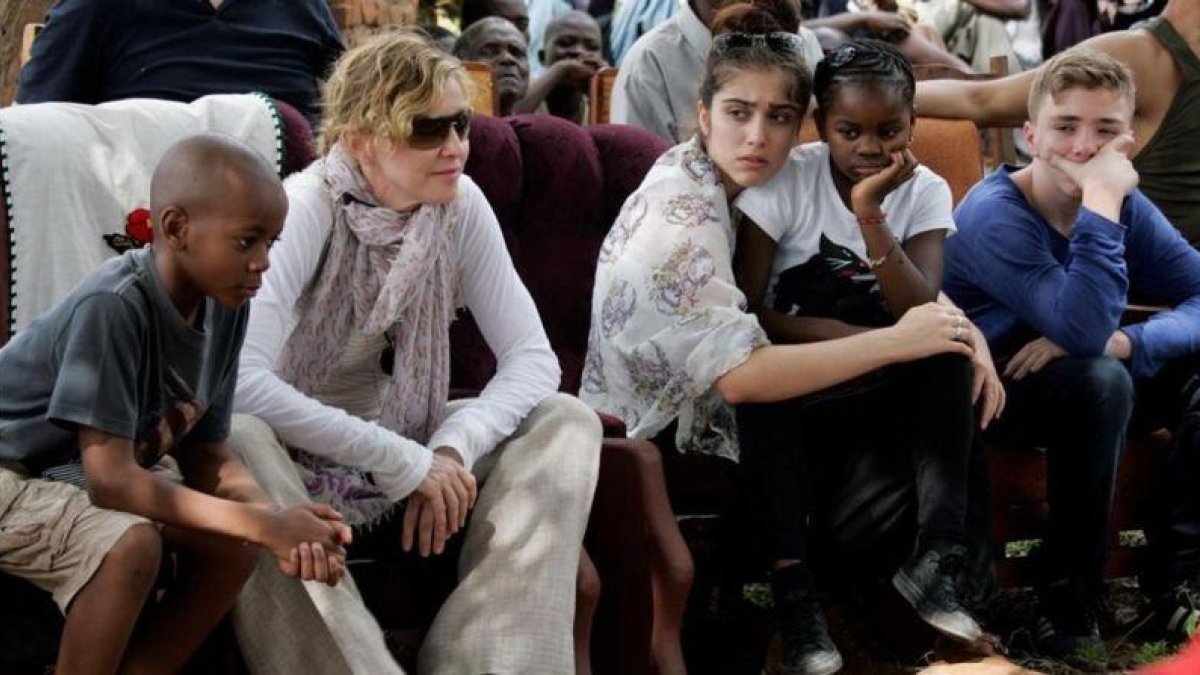 Madonna, con sus cuatro hijos, en una escuela de Malawi, durante una visita en 2013.-AFP / AMOS GUMULIRA