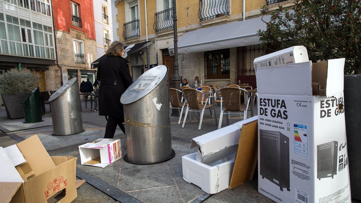 Imagen de residuos de cartón junto a un contenedor. TOMÁS ALONSO