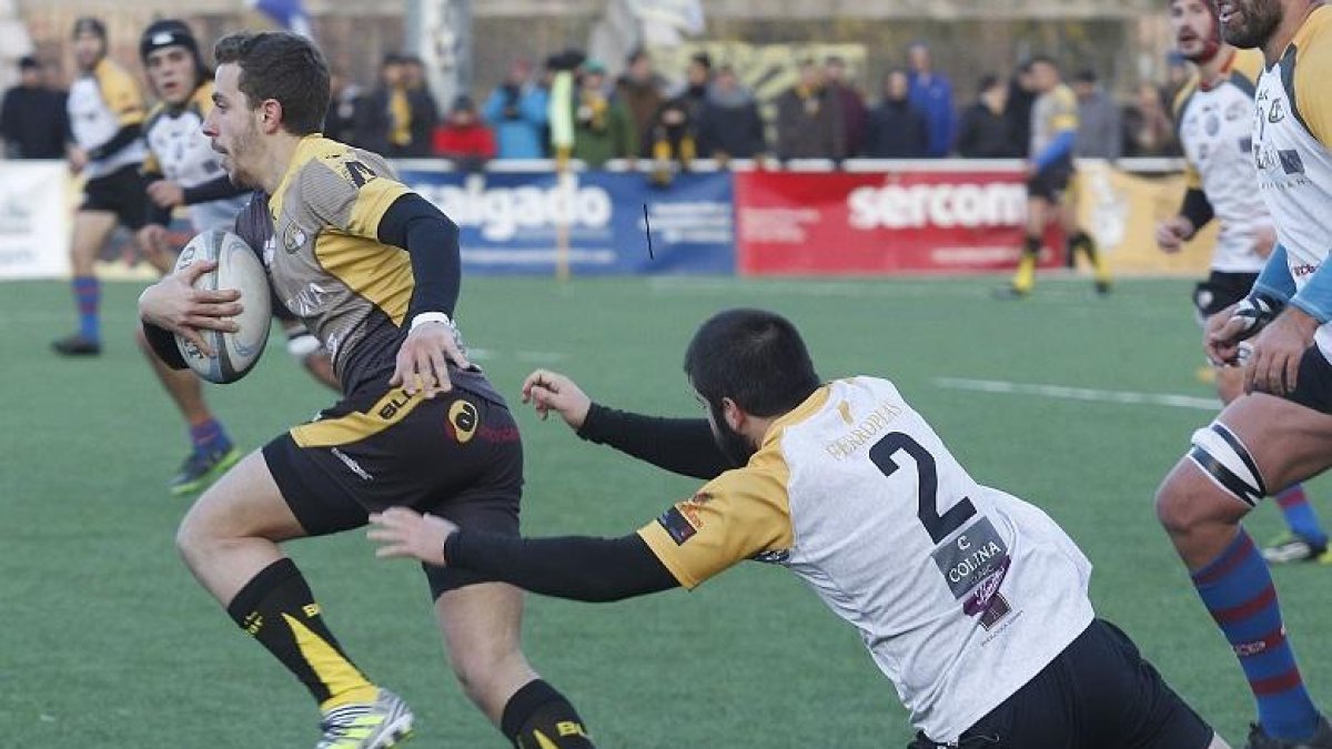 Álvaro González esquiva el placaje de un rival durante un partido reciente.-SANTI OTERO