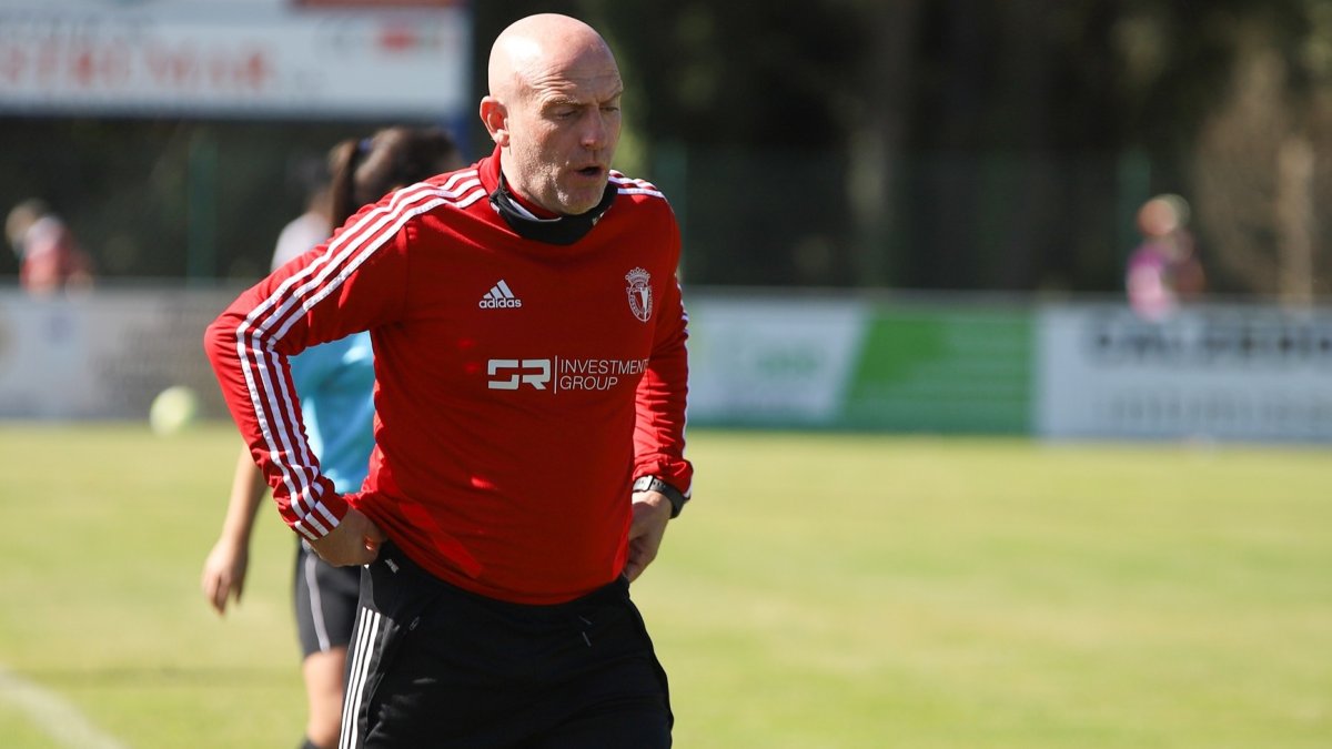 Calero, en la banda durante un partido de pretemporada. BURGOS CF / ALBA DELGADO